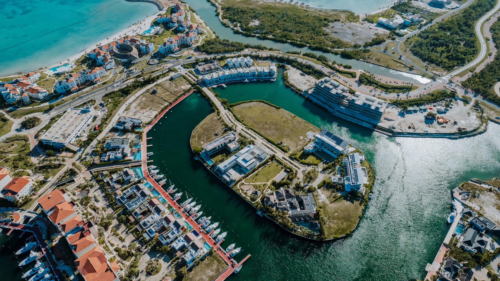 Aerial view of an island resort with white sand beach and turquoise water (hotel seo)