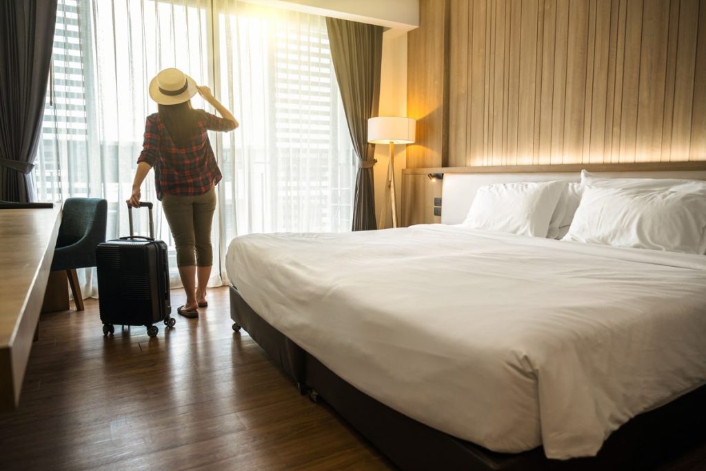 A guest arriving at a rental, an example of how to get more bookings on Airbnb