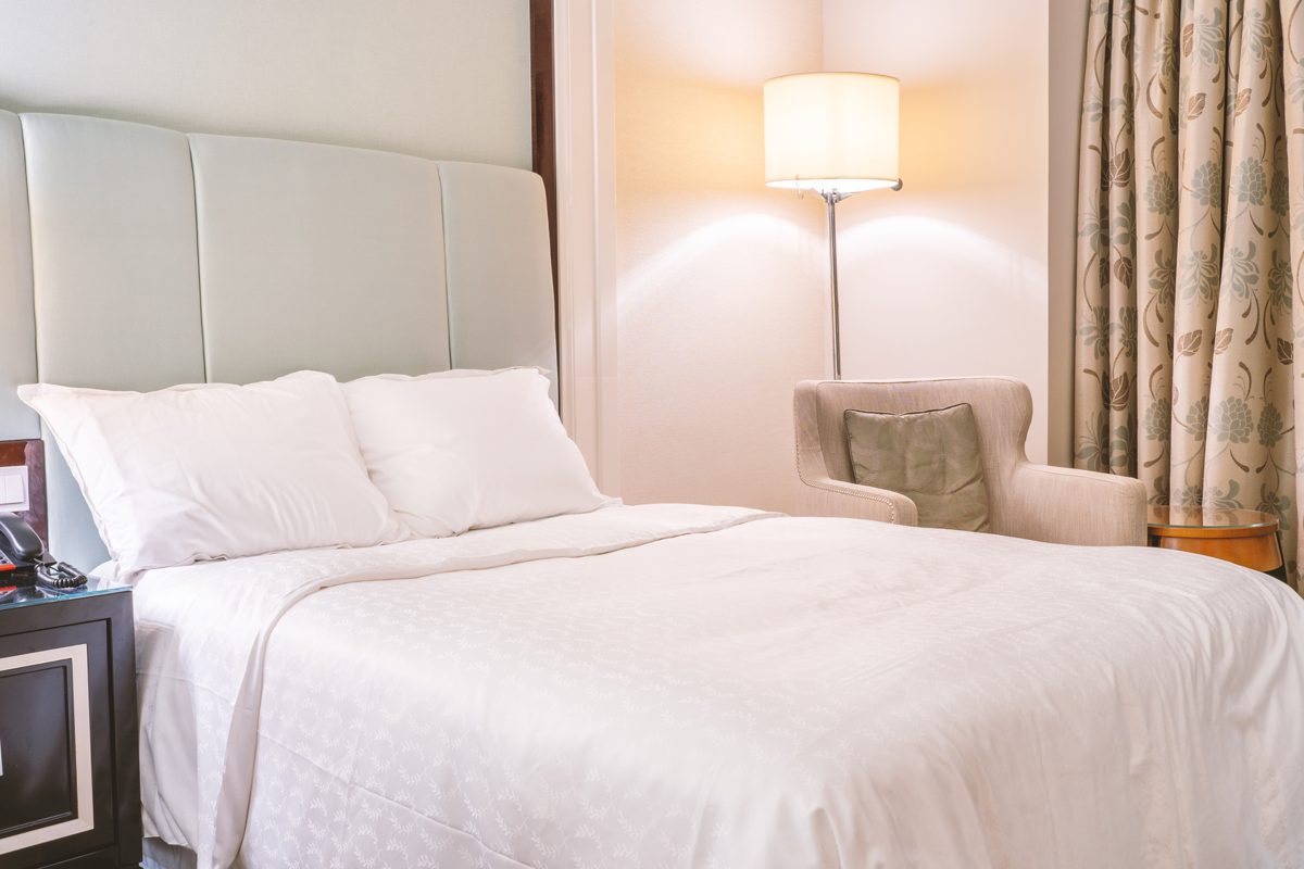 marketing para hoteles boutique: una habitación cálida y bien decorada que muestra lo que hace diferente a una propiedad pequeña