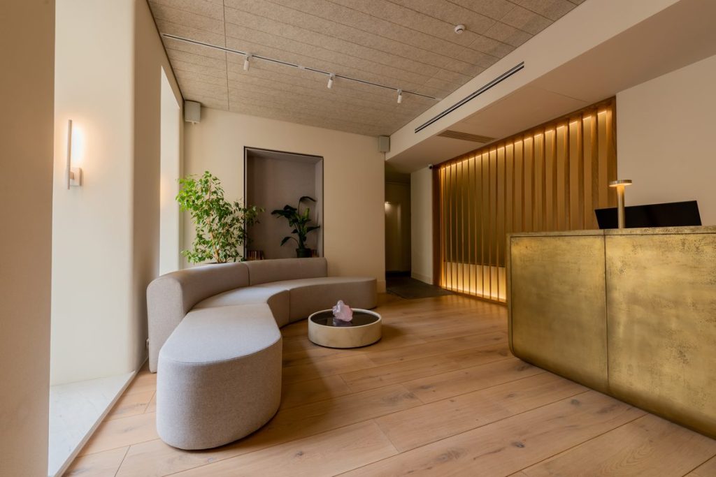Hotel marketing ideas for boutique properties: a hotel reception desk and lobby seating